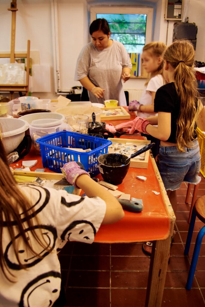 Kinder arbeiten im Kunstatelier