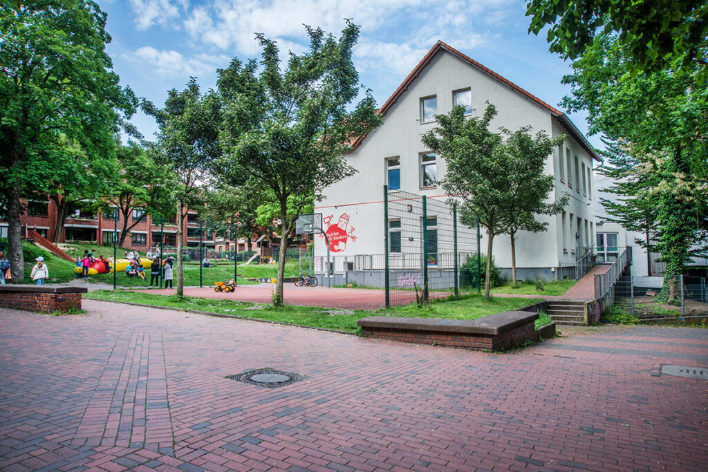 Außenansicht des Spielhauses, Teichstraße 18 a mit Basketballplatz