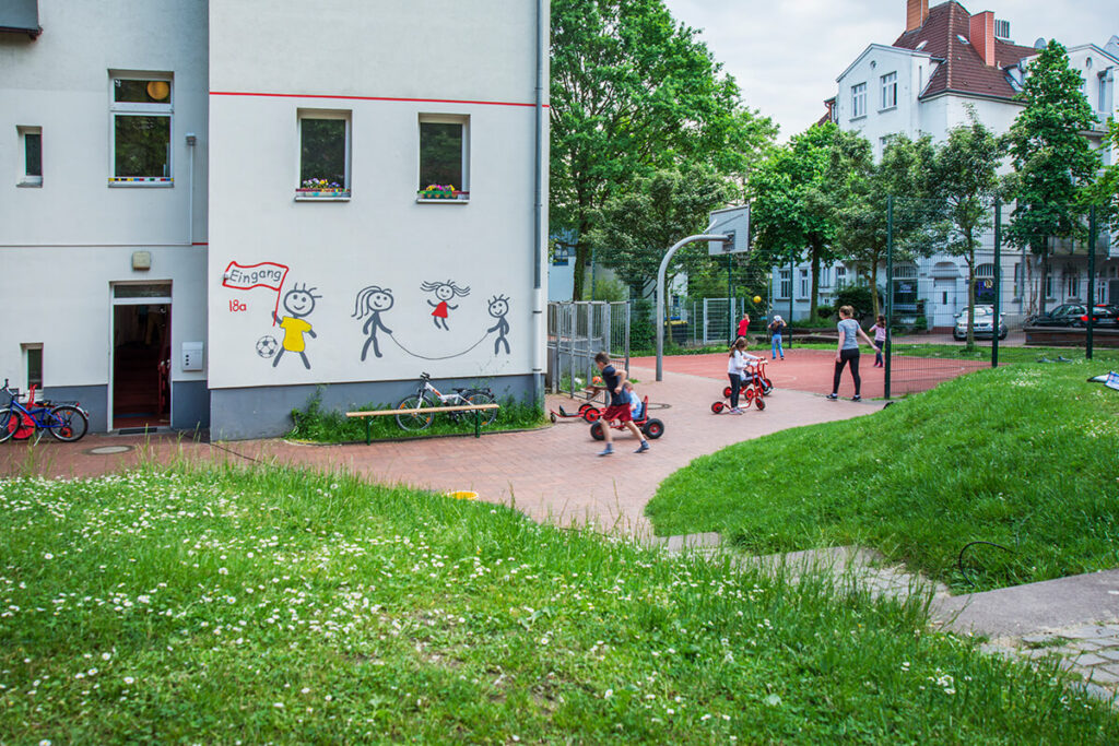 Seitenansicht Spielhaus Teichstraße 18 a mit Eingang